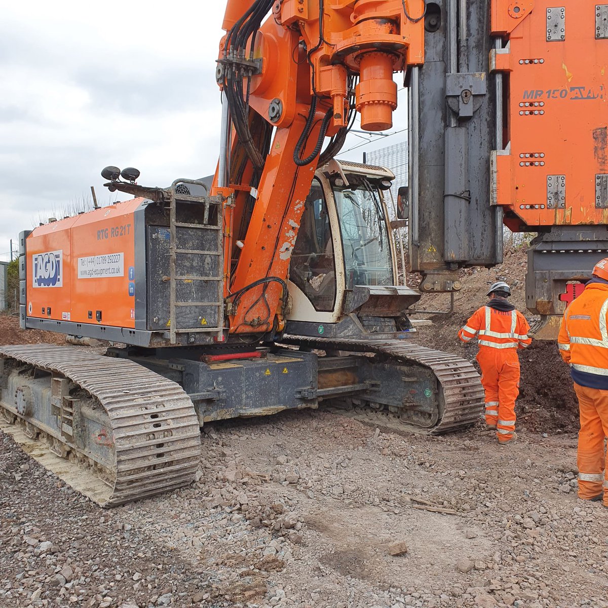 Multi-machine job in Wednesbury, West Midlands for <a href="/JNPilingLtd/">J N Piling Ltd</a> where we are supplying an #RTG RG21T #TelescopicLeaderRig with 150 tons vibro to extract and install #SheetPiles and a <a href="/SENNEBOGEN_mk/">SENNEBOGEN - Move Big Things</a> 683R 80 tons #TelescopicCrawlerCrane as a service crane.

#TeamOrange #OneStopShop