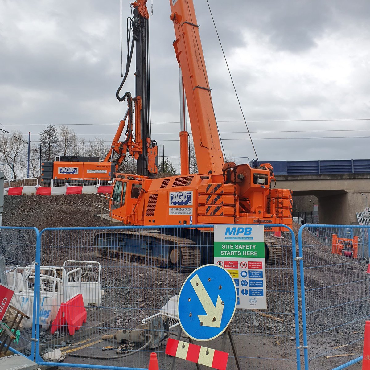 AGDEquipment's tweet photo. Multi-machine job in Wednesbury, West Midlands for @JNPilingLtd where we are supplying an #RTG RG21T #TelescopicLeaderRig with 150 tons vibro to extract and install #SheetPiles and a @SENNEBOGEN_mk 683R 80 tons #TelescopicCrawlerCrane as a service crane.

#TeamOrange #OneStopShop https://t.co/RFFklpBDTl
