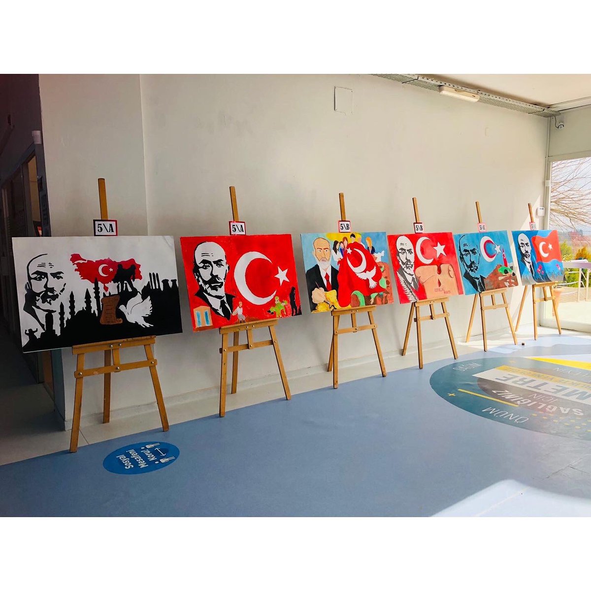 BlkBahcesehir's tweet photo. “12 Mart İstiklal Marşı'mızın Kabulü ve Mehmet Akif Ersoy'u Anma Günü”nü 5.sınıflarımızın  hazırlamış olduğu Resim Sergisi ile saygıyla anıyoruz...❤️💙 https://t.co/Fu4HUSemag