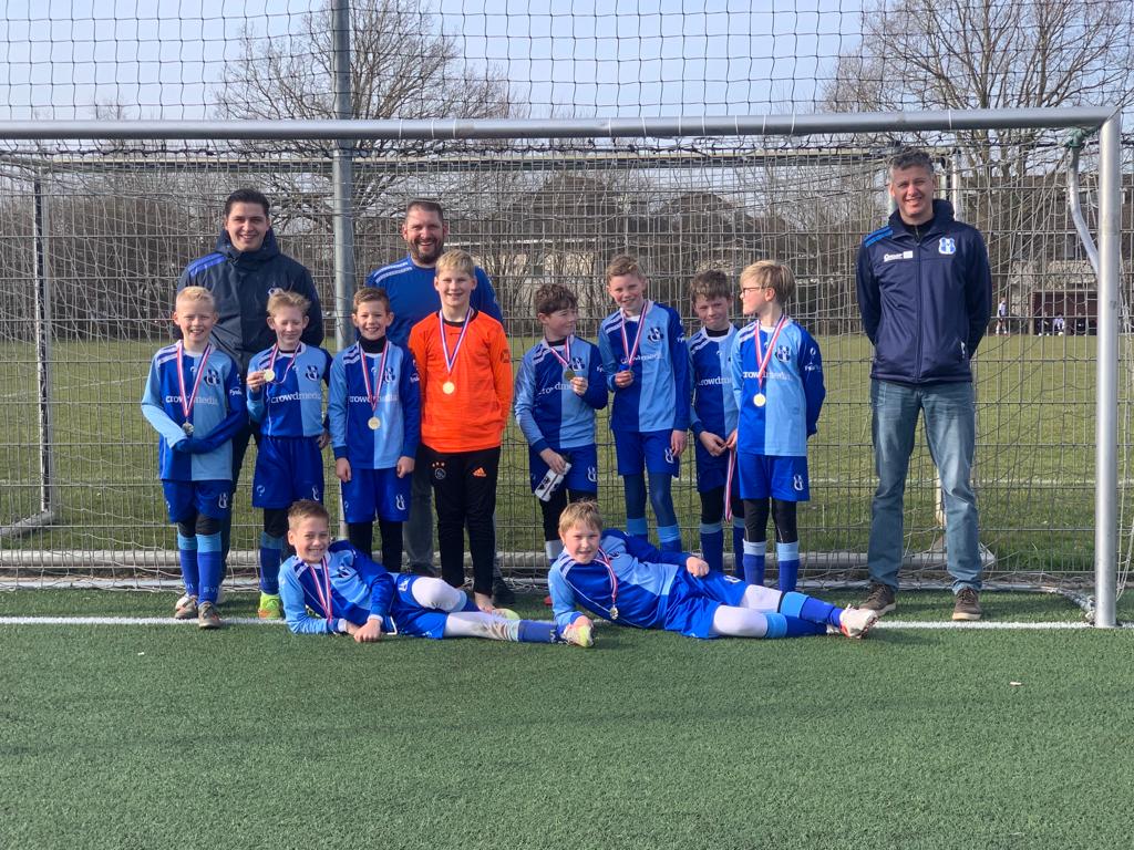 Het regent vandaag kampioenen bij <a href="/vvsvi/">v.v. SVI</a>. Ook JO11-1 werd kampioen. Spelers en staf van harte gefeliciteerd.