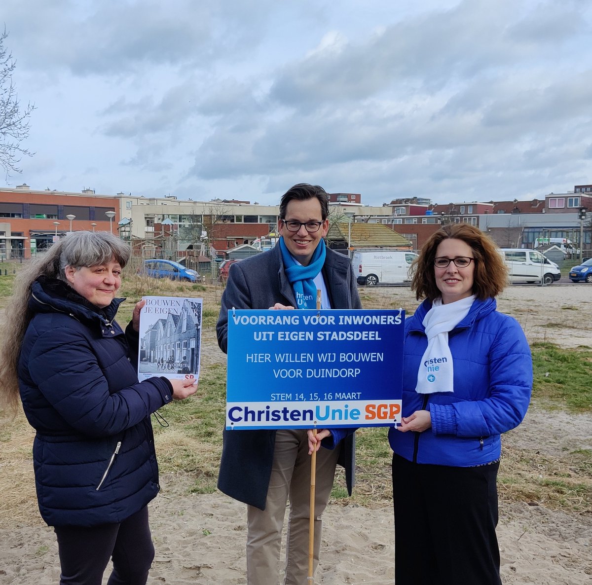 CUSGPDenHaag's tweet photo. Vandaag met @Pieter_Grinwis en @klokkenburg presenteren we samen met @SPdenhaag 'Bouwen aan je eigen wijk'! Met voorrang voor wijkbewoners om te wonen in je eigen stadsdeel. Laten we starten bij het braakliggende terrein van de Pniëlkerk in Duindorp. #samenrechtdoen #cuinactie https://t.co/VREprX4ltM