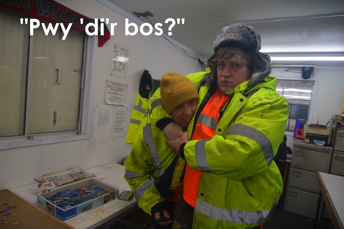 Nigel ag Eurwyn yn trafod y pecking order.
Cyfres newydd o "Rybish" yn cychwyn Ebrill 1af.  ♻️<a href="/s4c/">S4C 🏴󠁧󠁢󠁷󠁬󠁳󠁿</a> <a href="/cwmnida/">Cwmni Da</a>