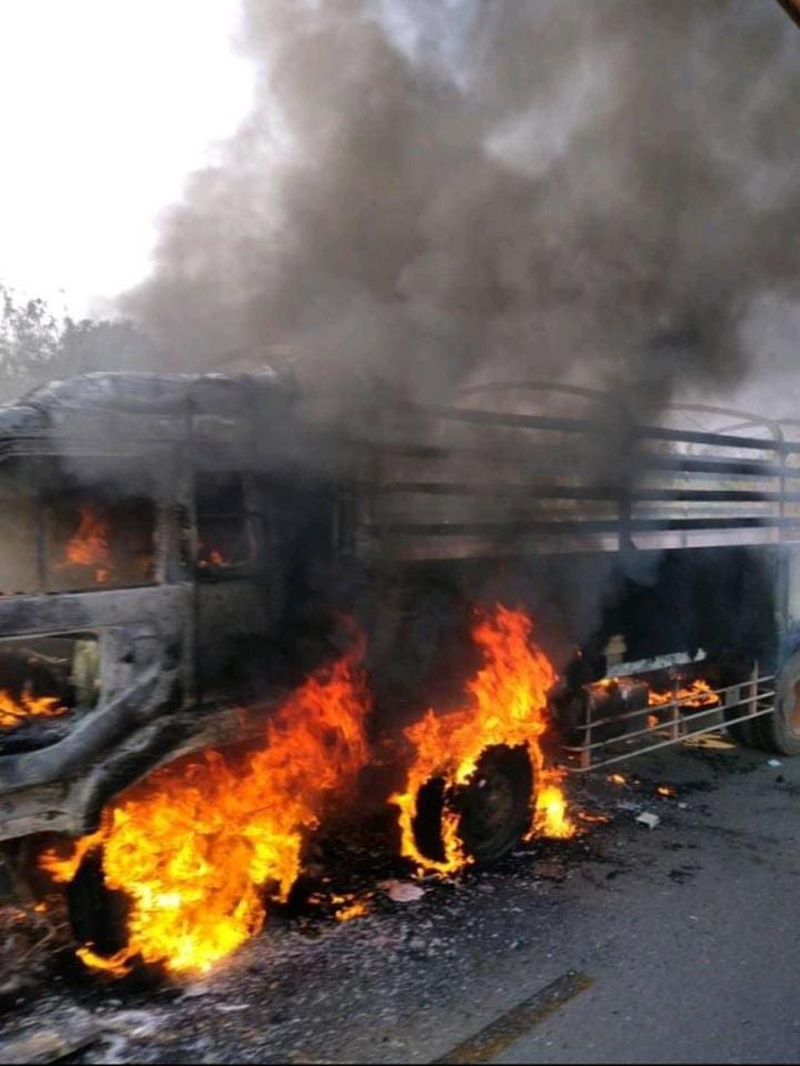 nslwin's tweet photo. A 12-wheeler truck on Kawkareik-Myawaddy Asia Highway Road in Karen State was shot down by #MyanmarMilitaryTerrorists today around 8 am. The driver was killed, and the truck was damaged by fire.

#WhatsHappeningInMyanmar https://t.co/Nnie9kBKcd