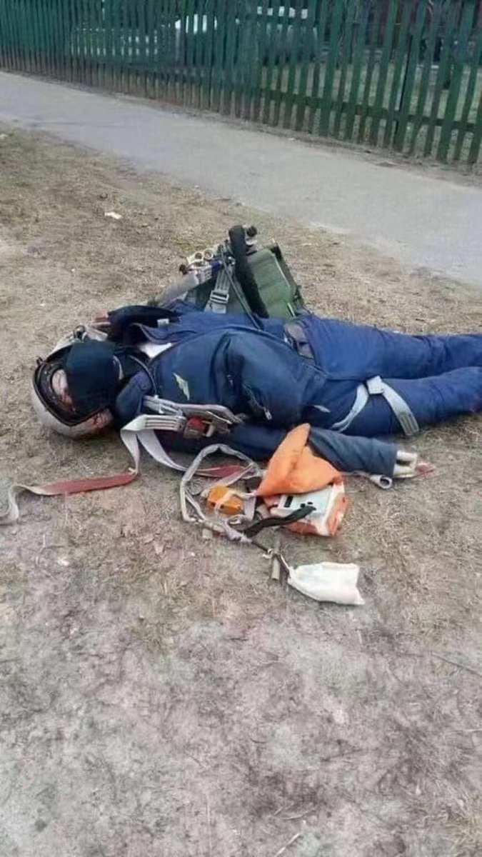 ChinaTruth's tweet photo. 俄軍战机被击落，飞行员弹射后降落伞却打不开，直接摔死了。 https://t.co/tWNKYqAMHl