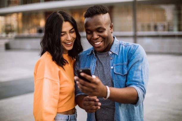 DateNightTweets's tweet photo. Ever catch your date browsing their phone instead of paying attention to you? 😣 The #DateNightApp makes focusing on each other natural & fun with silly dares, flirty challenges, riddles, convo topics, jokes, & more. Dating just got amazing! https://t.co/jRa1xvWxLh https://t.co/PjL3NWIClx