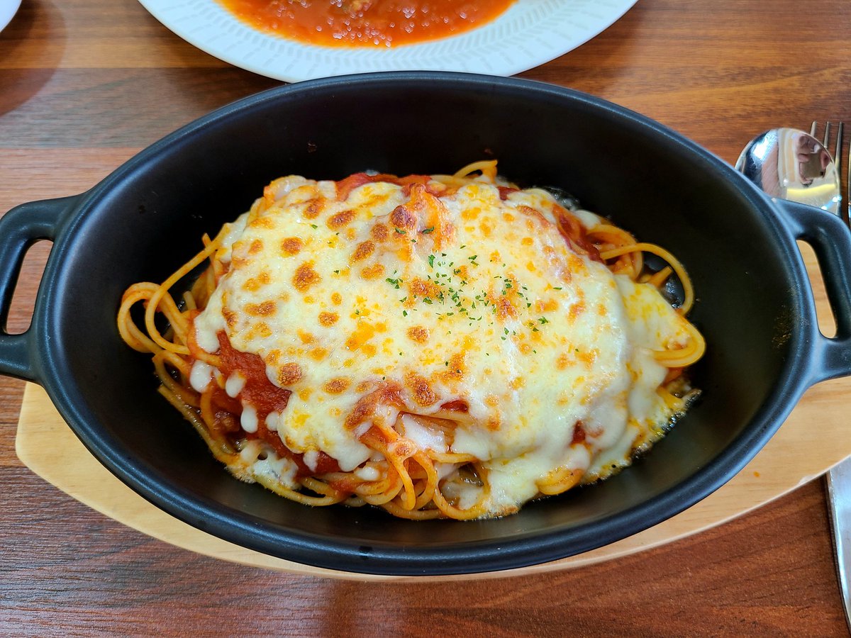 yeinholic's tweet photo. #러블리너스_뭐먹지
#온로 의 시그니쳐 오�� 스파게티와 함박 스테이크 🍝🍽
돼블이 잘 먹었어요 🐽 https://t.co/JDCOVnEhsq