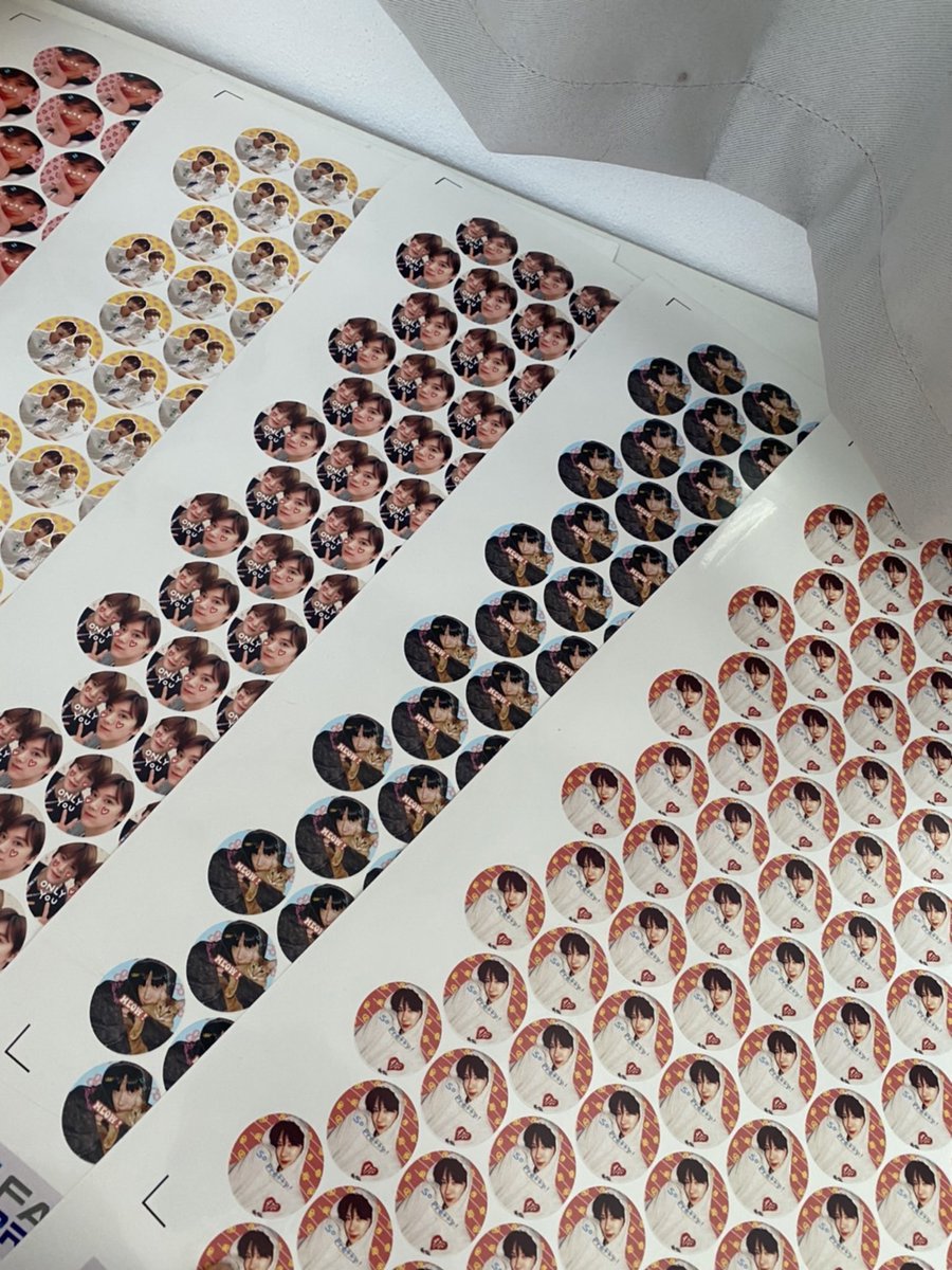 น่ารักมากๆเลยอะ ㅠㅠ เห็นมีคนรีวิวสั่งทำสติ้กเก้อในช้อปปี้เลยลองสั่งดูบ้าง ปากดว่าของจริงสีสวยมากกก ถูกใจสุดๆไม่แพงเลย แต่ต้องตัดเอง คุ้มเว่อ
