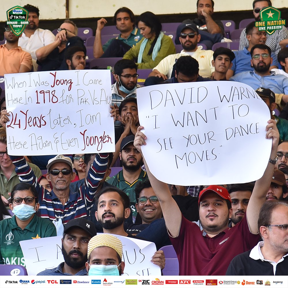 TheRealPCB's tweet photo. Karachi aur uske mazafat main: 
Cricket is on! 

#BoysReadyHain l #PAKvAUS https://t.co/GSSlzzlvWl
