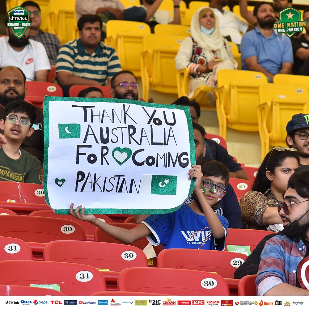 TheRealPCB's tweet photo. Karachi aur uske mazafat main: 
Cricket is on! 

#BoysReadyHain l #PAKvAUS https://t.co/GSSlzzlvWl