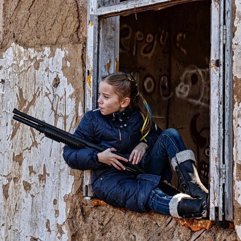 VanessaBeeley's tweet photo. Another clear case of racism when Western media glorify alleged #Ukraine child fighters while criminalising "brown people" in #Yemen whose children have no choice but to fight back against #Saudi #US genocidal aggression. https://t.co/2ef9hSy9YZ