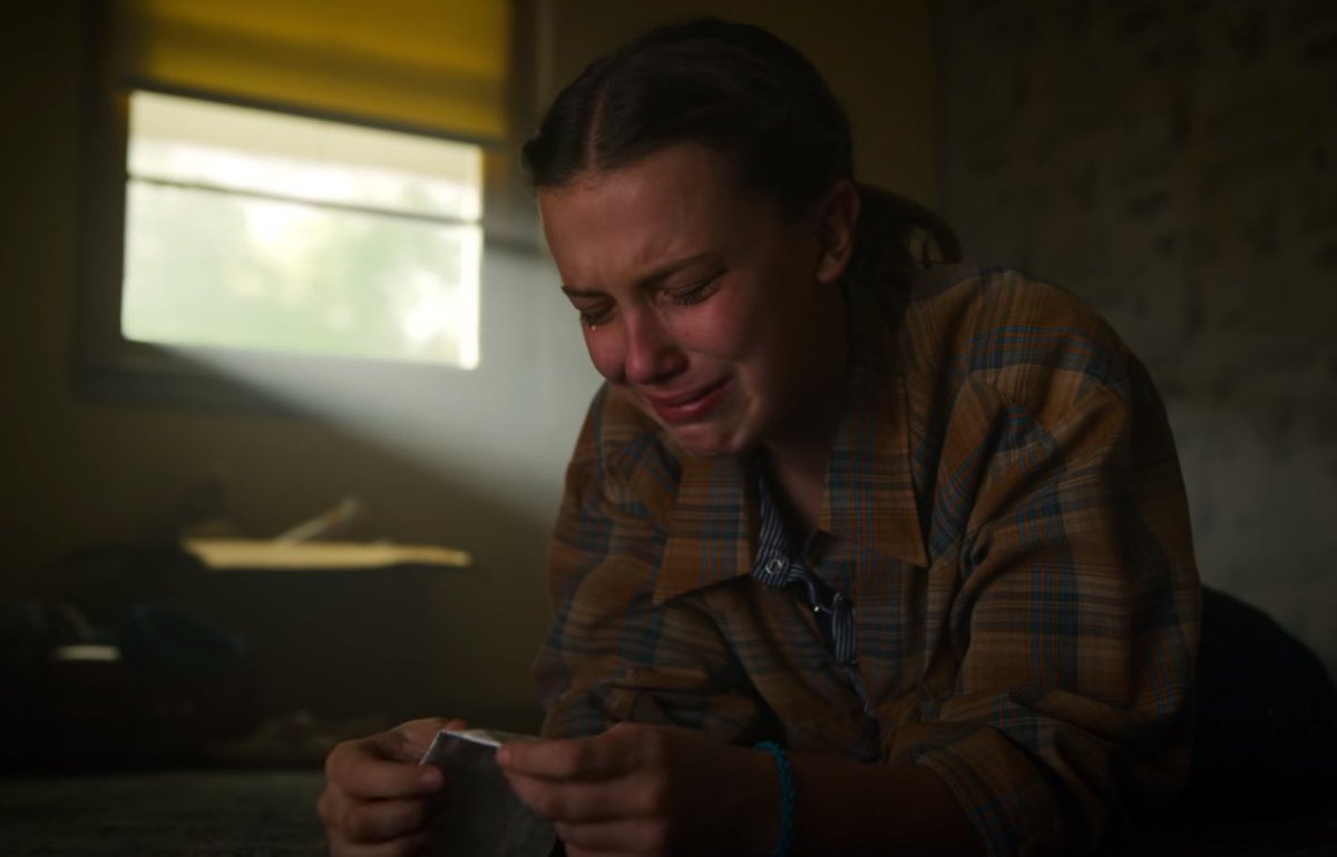stfan011_eggo's tweet photo. Me after Noah says that he texted Millie and they were both crying about the letter STV posted on ST day and then Millie texted Gaten who was also crying- #StrangerThings #stfandom https://t.co/vdPUDqDFer