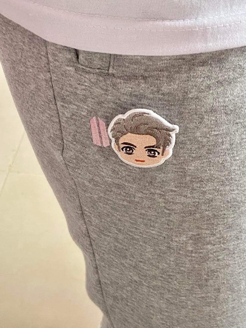kimmy_namjoon's tweet photo. DETAILS: Attached a #TinyTAN wappen to the joggers #MadeByRM, used the shirt I wore at #PTD_ON_STAGE_LA, and Side by Side bag #MadeByJHOPE with some Joon trinkets 🤩
#PTDLIVEVIEWING #BTS #BTSARMY https://t.co/5xzJEPKh8J