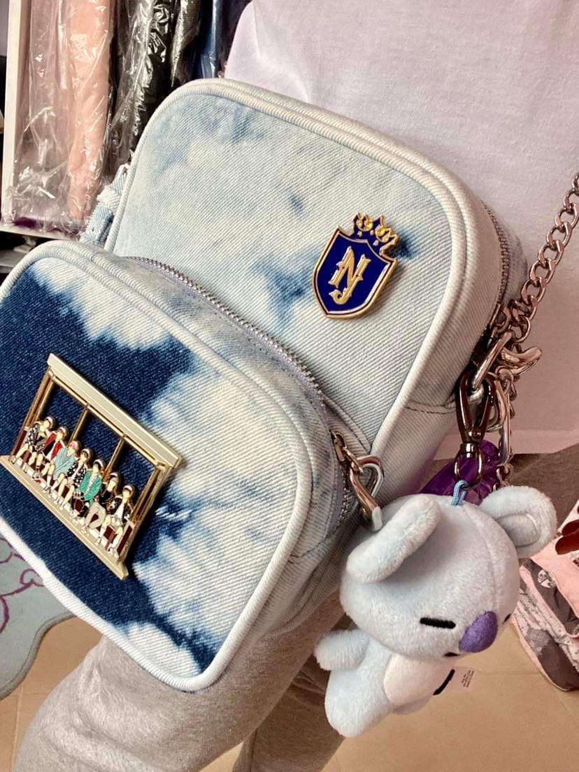 kimmy_namjoon's tweet photo. DETAILS: Attached a #TinyTAN wappen to the joggers #MadeByRM, used the shirt I wore at #PTD_ON_STAGE_LA, and Side by Side bag #MadeByJHOPE with some Joon trinkets 🤩
#PTDLIVEVIEWING #BTS #BTSARMY https://t.co/5xzJEPKh8J