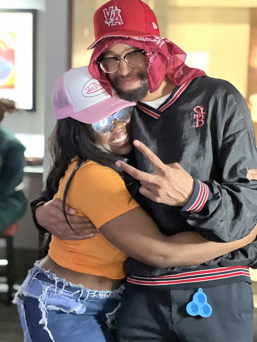 Sydslidepark's tweet photo. Jerry and Elaine #TheNeedToKnow #YallDontNeedToKnowTho #BlackSeinfeldOTW @cinemabrwn https://t.co/dvQrgijQWR