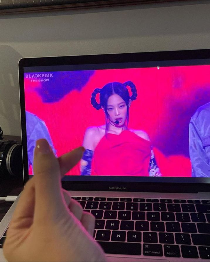 ZLavil's tweet photo. relaxing while watching blankpink 🥰
#BLACKPINK  #fangirling https://t.co/7B5azOx3aw