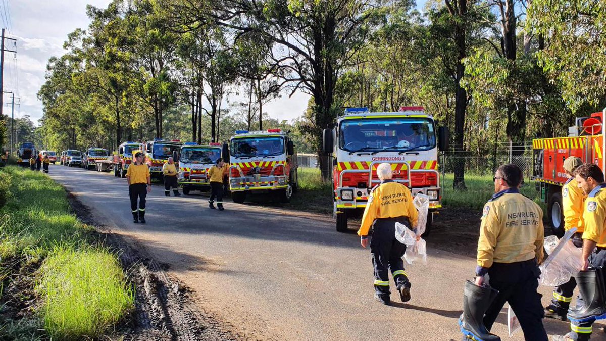 Around 700 #NSWRFS volunteers out today helping flood affected communities - including north coast, Hawkesbury and south-western Sydney areas. 📷: Sandy Point Brigade working in Windsor area. #NSWFloods