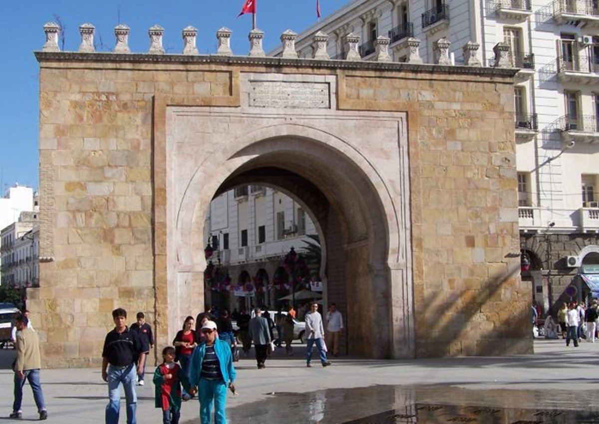 artinsociety's tweet photo. Here’s the Bab el Bhar (= Sea Gate) in Tunis, as it looked in 1895, teeming with life. Now compare it with the clean, uncluttered version photographed in colour 110 years later. Gain?... or loss? https://t.co/4Vnj9MhfpN