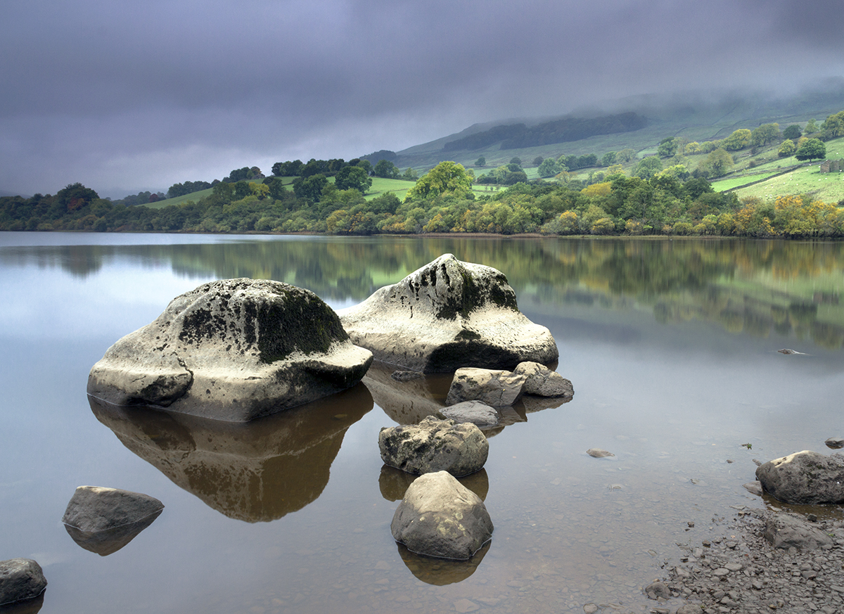 Welcome to the Weekend! Your morning view is of a misty morning at Semer Water in #Raydale.

Legend has it that the huge stones on the foreshore arrived from Addlebrough crag, after a fierce battle 'between devil and giant'. 

📷 Wendy McDonnell

#Wensleydale #YorkshireDales