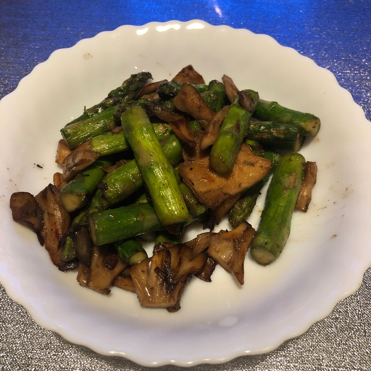 舞茸とアスパラ炒め
#stayhome #maitakemushroom #asparagus #stirfry