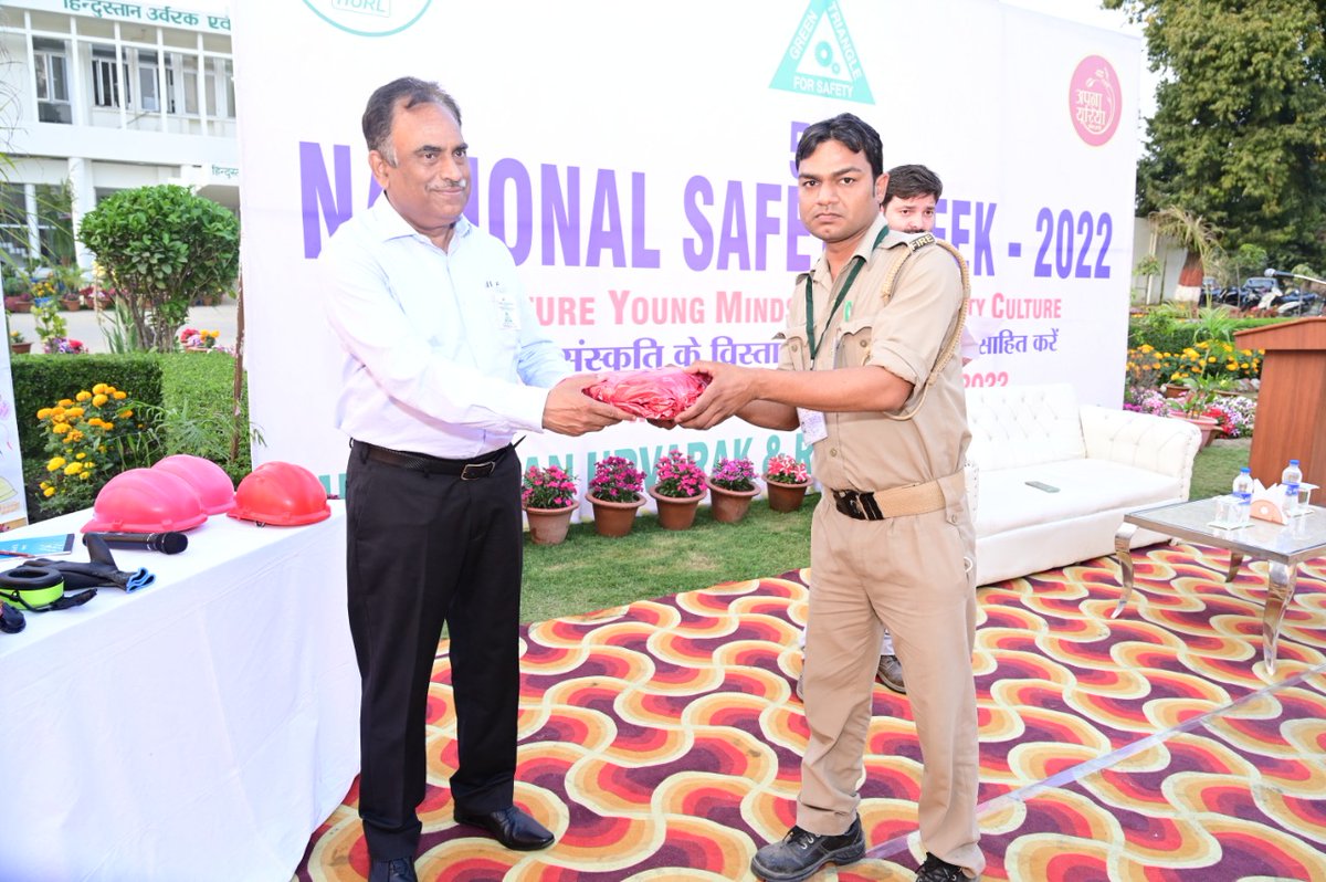 FireIndus's tweet photo. In celebration of National Safety week-2022,our deputed Fire professionals Mr.Arvind Yadav,Mr.Ramesh Kumar,Mr.Narad Sahani, Mr.Gyanendra Yadav &amp; Mr.Devajeet Yadav were acknowledged by Hindustan Urvarak &amp; Rasayan Ltd.
#safetyweek #FireSafetyProfessional #IndusGroup #recognition https://t.co/zKI2M78A0V