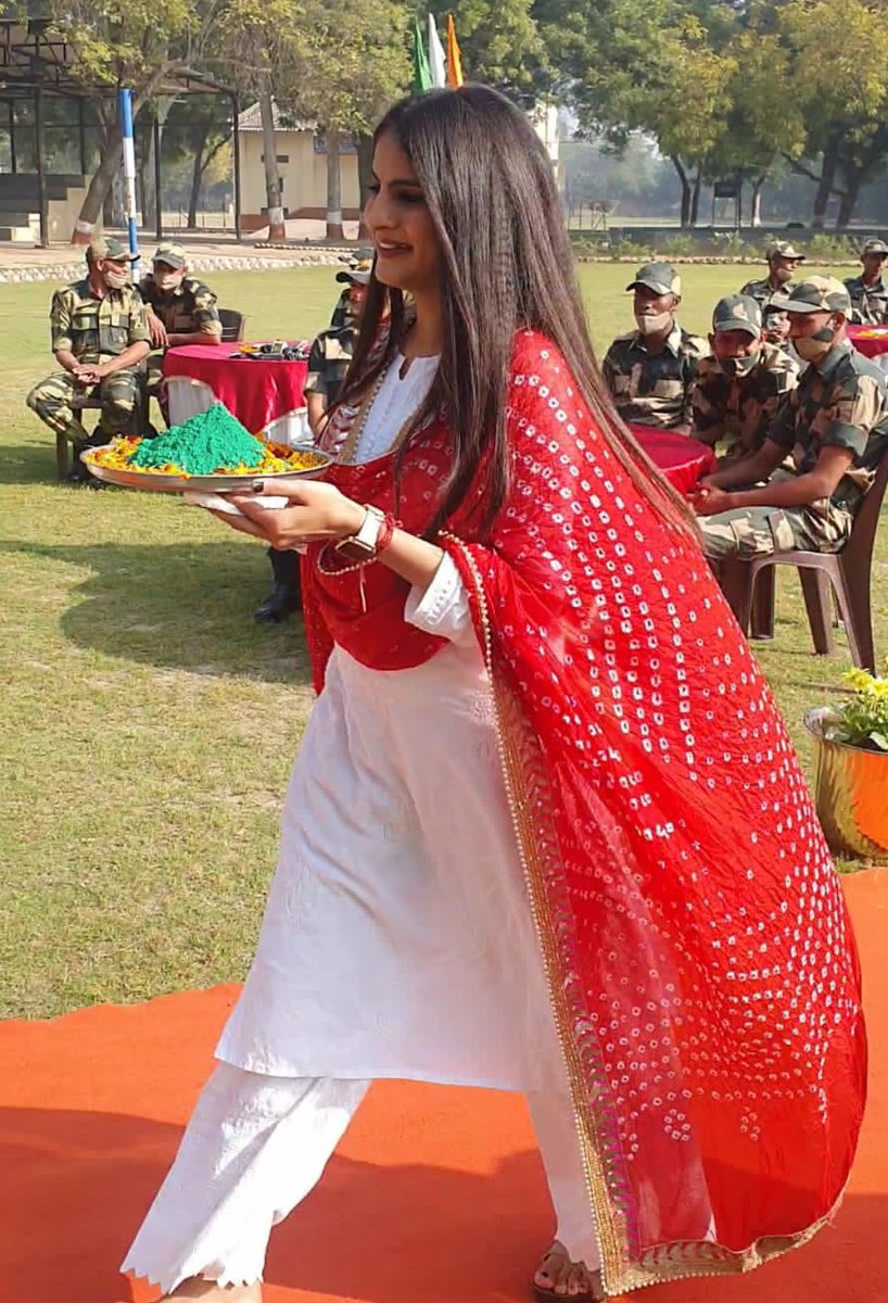 anchorradhika's tweet photo. रंग देश का
#BSFORIR @BSF_India #bsf https://t.co/K4K4hn8LJH