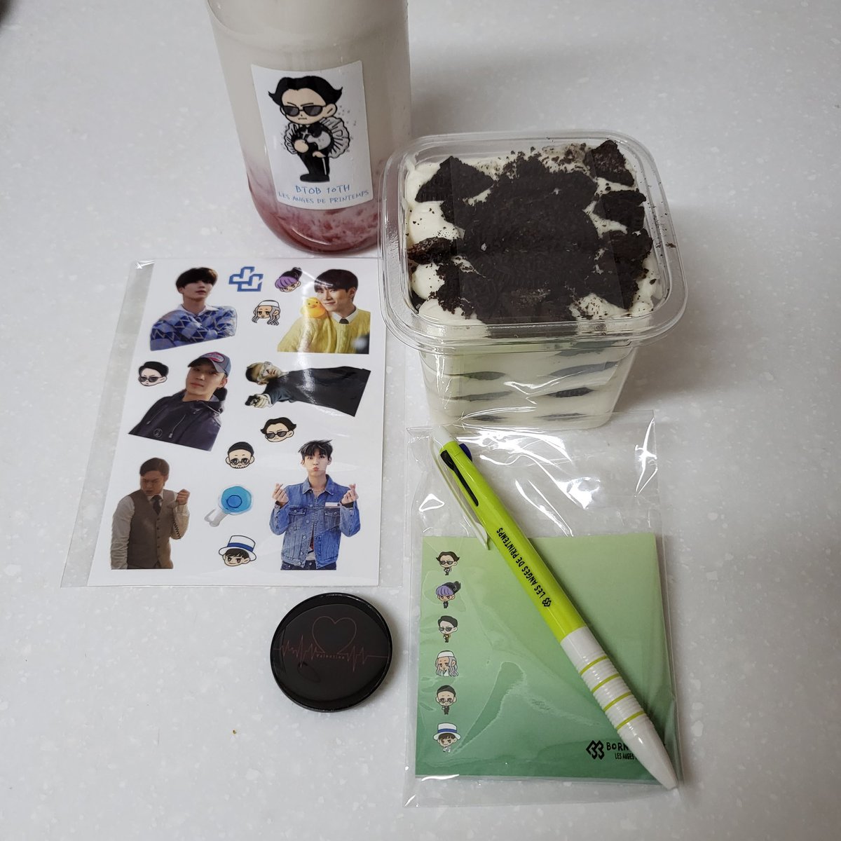 MORUMI__SUB2's tweet photo. #BTOB_10TH_고생했어
#다시_도약할_2막을_응원해

서울까지는 가기가 너무 힘들때도있는데 마침 수원에서 한다길래 부랴부랴 준비해서 집에서 30분거리라 갔다오기 딱좋았다요😆  아기자기하고 케이크랑 음료...집오자마자 흡입해버려쑴....❤ 특전 스티커까지 이득!!!  행복한추억 +1 https://t.co/jFzX2CpegK