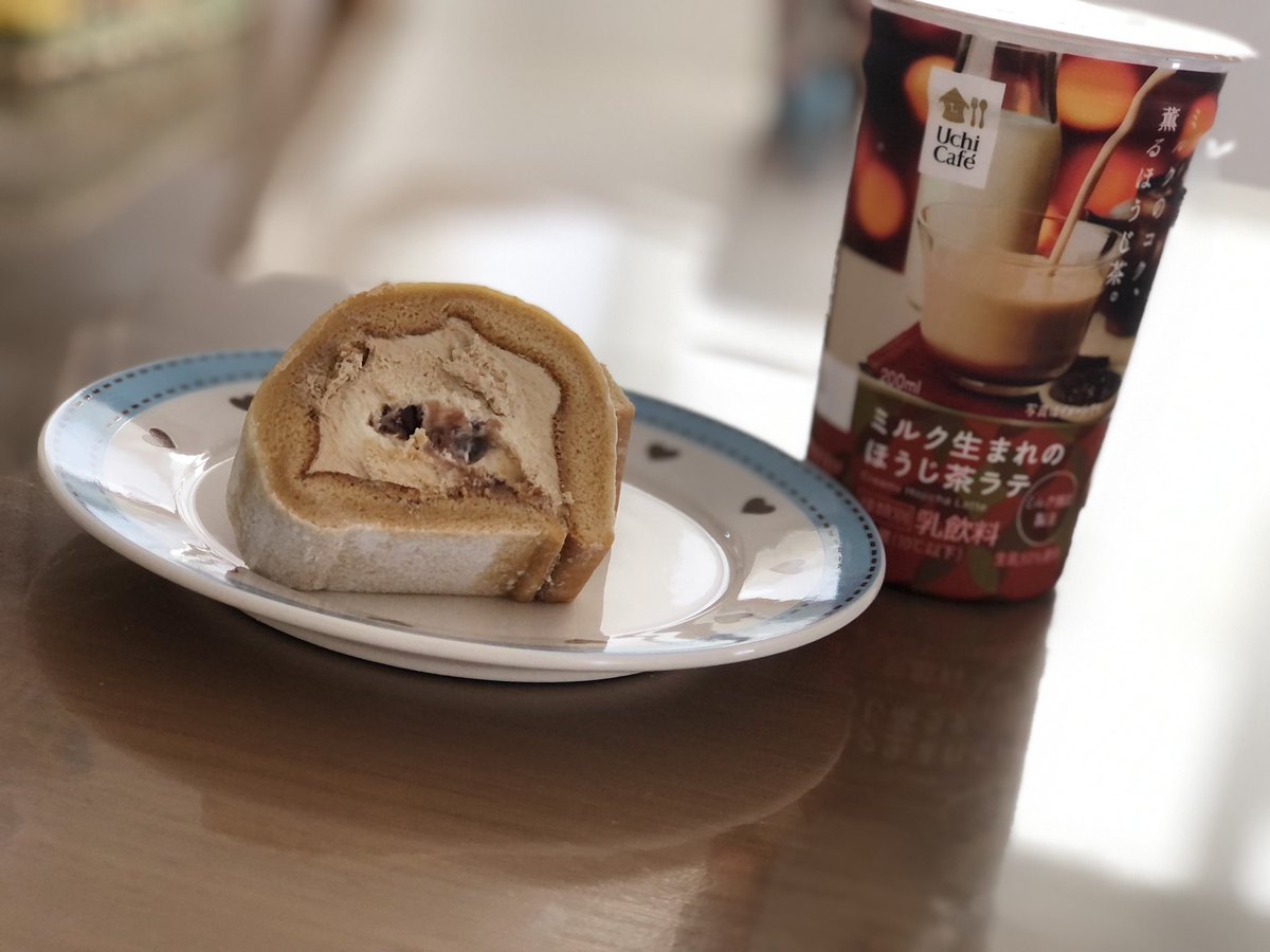 27jM7's tweet photo. まったりウチカフェ
コンビニデザートはローソンが一番好き🥰
ほうじ茶ラテはミルクがほんのり甘くて後味さっぱり！ロールケーキは娘の好みに合わせて選んだよ！
#ウチカフェしよう 
#きなこ餅 仕立てのもち食感ロール
#ほうじ茶ラテ https://t.co/0mdxqenZJG