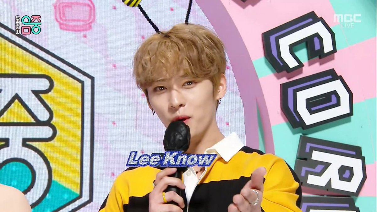 skzstartline's tweet photo. LeeKnow el día de hoy para Show! Music Core vestido de abejita por la primavera, se ve muy tierno 🐰💜 

STAY FOR LEEKNOW
#SmileWithMCLeeKnow
#토요일엔_리노보러_음중
#리노 #LeeKnow
@Stray_Kids https://t.co/DivvwBlKr4
