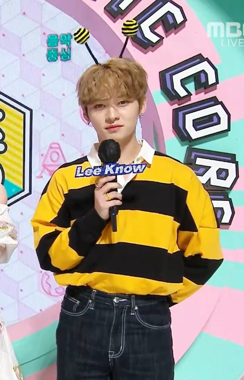 skzstartline's tweet photo. LeeKnow el día de hoy para Show! Music Core vestido de abejita por la primavera, se ve muy tierno 🐰💜 

STAY FOR LEEKNOW
#SmileWithMCLeeKnow
#토요일엔_리노보러_음중
#리노 #LeeKnow
@Stray_Kids https://t.co/DivvwBlKr4