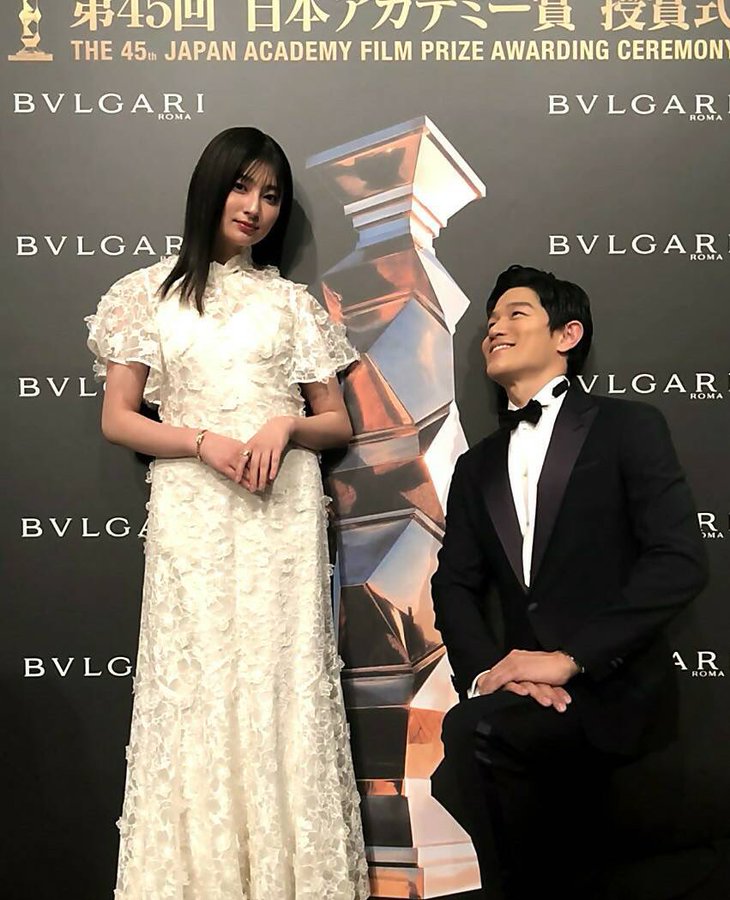 鈴木亮平 メイちゃんの執事 で共演の吉川愛と2ショット 13年後の姿に感慨 すてきな大人になられました Oricon News