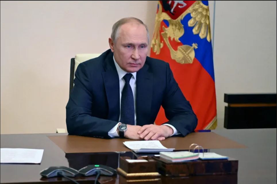 IGIHE's tweet photo. U Burusiya bukomeje kugaragaza ko hari intwaro z’Abanyamerika zirimo gukoreshwa muri Ukraine, mu gihe Perezida Joe Biden we yatangaje ko igihugu cye kitazinjira mu buryo butaziguye mu ntambara kubera bishobora kubyara Intambara ya Gatatu y’Isi.
https://t.co/QzMLoF4kzW https://t.co/bYKuJE9qZn