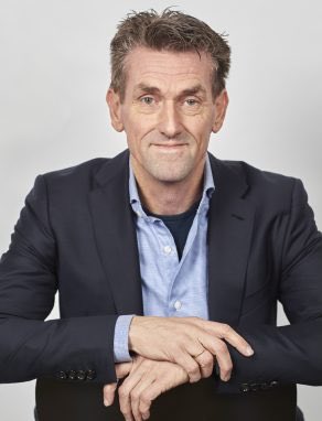 Hij zal vandaag ongetwijfeld weer bescheiden in de coulissen staan, dus vanaf deze plaats op de dag van het afscheid van <a href="/SvenKramer86/">Sven Kramer</a> en <a href="/Ireenw/">Ireen Wüst</a> maar even aandacht voor <a href="/patwouters/">Patrick Wouters vd O</a>. Letterlijk de stille kracht achter #tvmschaatsploeg, Kramer en Wust. En veel andere topsporters.