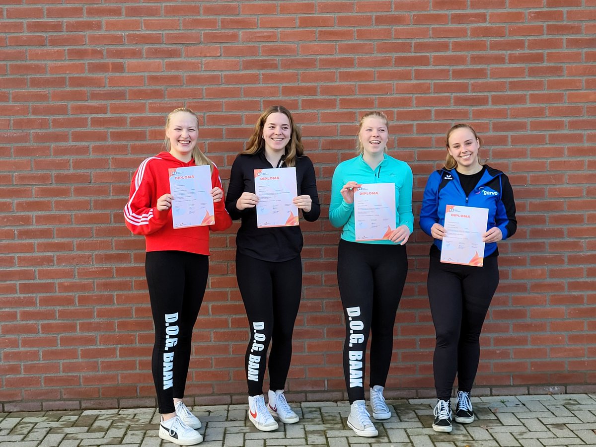 Dogbaak's tweet image. Trots op onze nieuwe (assistent) leiding, afgelopen winter hebben zij weer een opleiding met praktijk en theorie positief afgesloten. Ilse, Silke, Lisa, Evi en Emma gefeliciteerd! #samendog