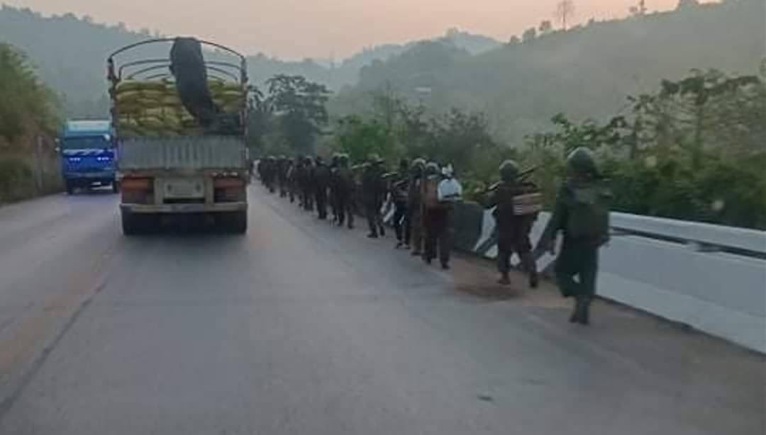 a 12-wheeler without any cargo on the way to Myawaddy on the Kawkareik-Myawaddy Asia Road in Karen State was deliberately shot and set up fire by SAC, killing a driver. #WhatsHappeningInMyanmar  #WarCrimesOfJunta  #2022Mar12Coup https://t.co/QQA2pZU7UR