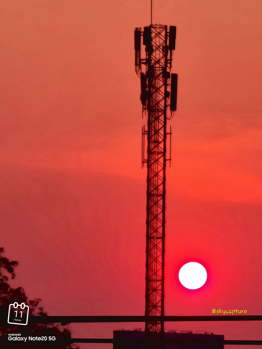 trendyman's tweet photo. #skycapture #trendyman #bundith #N981B #phototherpy #mobilephoto Red Sun! https://t.co/NXxqudZhxz
