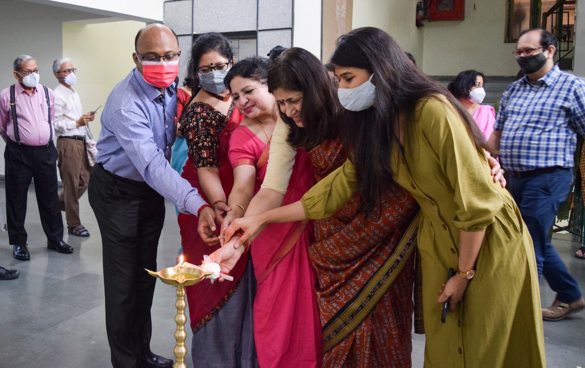 heritageschoolI's tweet photo. The year 2 IBDP students of The Heritage School, Kolkata held an art exhibition, ‘Kalamkriti’ on 1st and 2nd March 2022 to showcase their works and compositions reflecting social and personal experiences. Kalamkriti was inaugurated by Aditi Kabra. #theheritageschool https://t.co/0rupBSVhVf