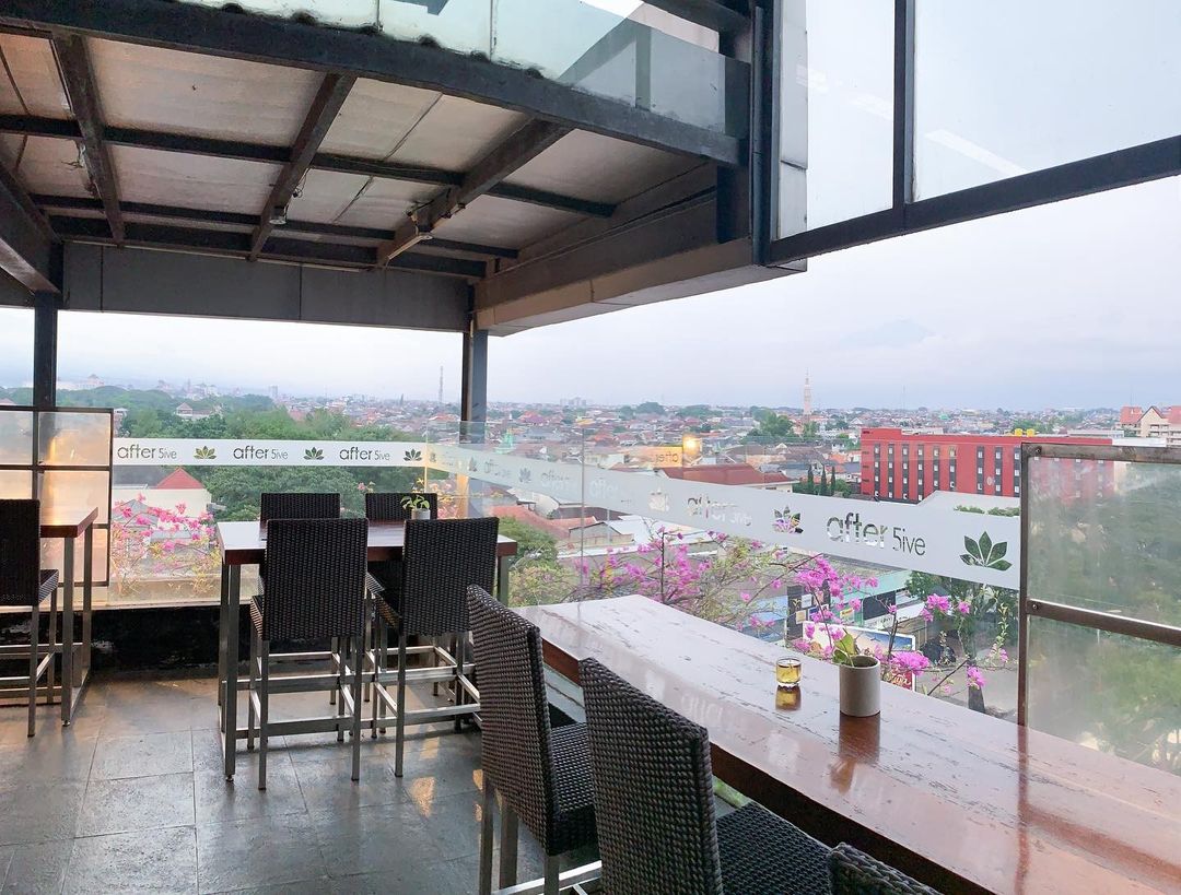 SavanaHotel's tweet photo. happy weekend everyone! After 5ive ready to serve you with an amazing view and delicate foods.

⏰open from 2-10 pm
☎️(0341) 495555

#savanahotel #after5ive #lounge https://t.co/YLXfFboop5