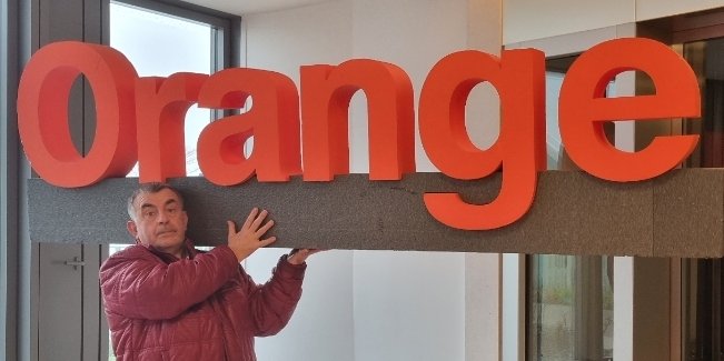 #Gazouillisdetwhuitheure : AnnieGoudène "... Mon père de plume a pété un câble pour un bécot, en hommage à Gilbert il a volé l'orange..."
youtu.be/KKMAuDlm9m8