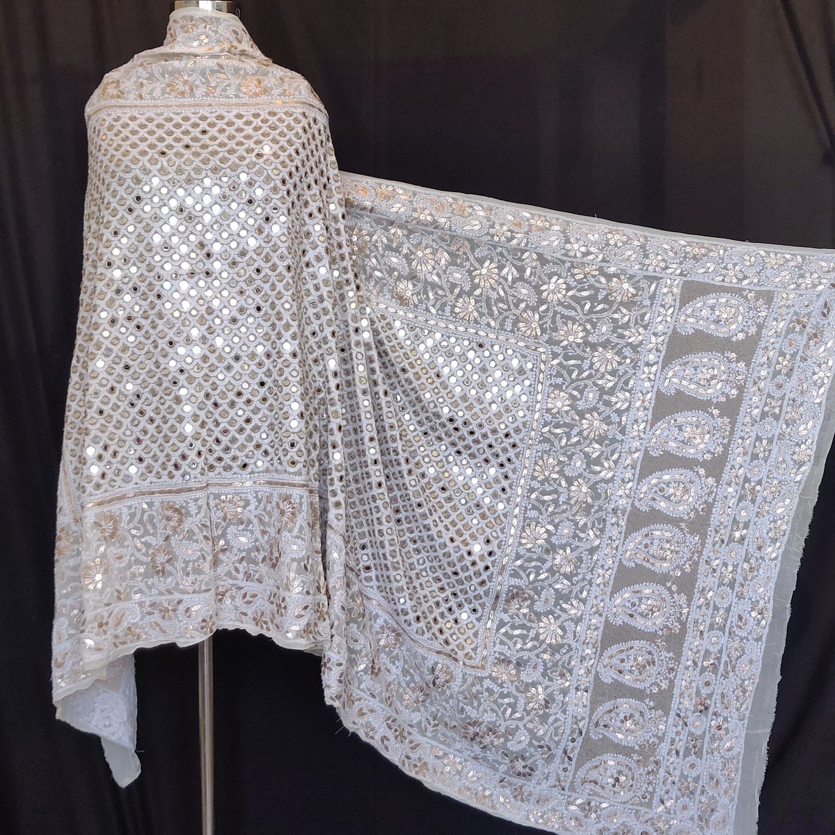 LucknowiAndaaz's tweet photo. Buy #chikankari Ruhani ivory Chikankari mirror and gota patti pure georgette wedding dupatta online https://t.co/6sx9vpBOLT COD Available! https://t.co/9WKHhS75vc