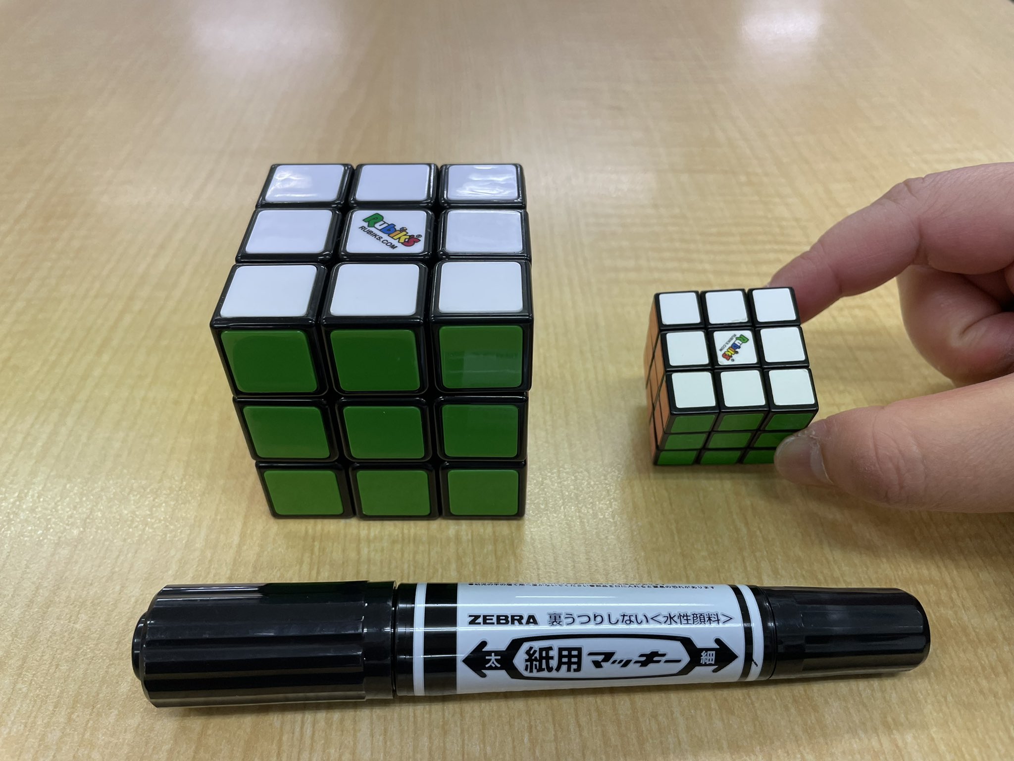 تويتر Oyakoらじお على تويتر きょうのまちがいさがしで使った ルービックキューブ 通常サイズとミニサイズでした おやこらじお ラジオ沖縄 T Co Otnvwbvefn