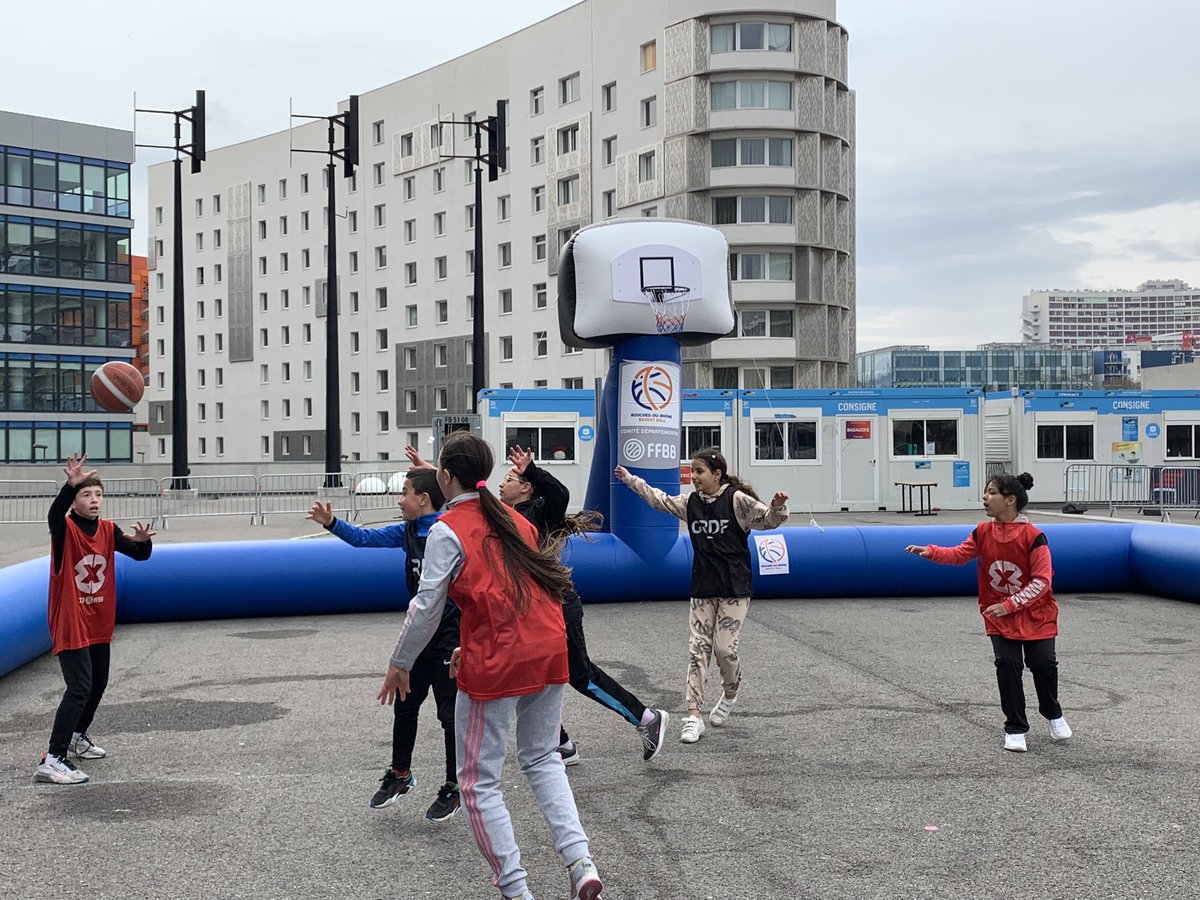 #Sport 🏀 | Les jeunes de Sport dans la Ville <a href="/SDLV_Officiel/">Sport dans la Ville</a>, association soutenue par la <a href="/CE_CEPAC/">Caisse d’Epargne CEPAC</a> qui agit pour l'insertion sociale et professionnelle, ont été invités à découvrir le basket 3x3 @3x3Ffbb sur les playgrounds <a href="/Caisse_Epargne/">Caisse d'Epargne</a> ⛹️ 
#inclusion <a href="/pacteutile/">Pacte Utile Caisse d’Epargne</a>