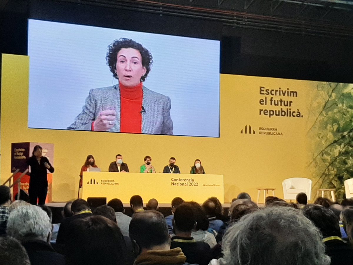 QuimSangra's tweet photo. La @martarovira em representa i representa milers i milers de ciutadanes i ciutadans d'aquest país. El seu exili, una vergonya (més) per a Espanya. #CNERC2022 #ValorsRepublicans #OrgullERC https://t.co/hO2e4n4Umr