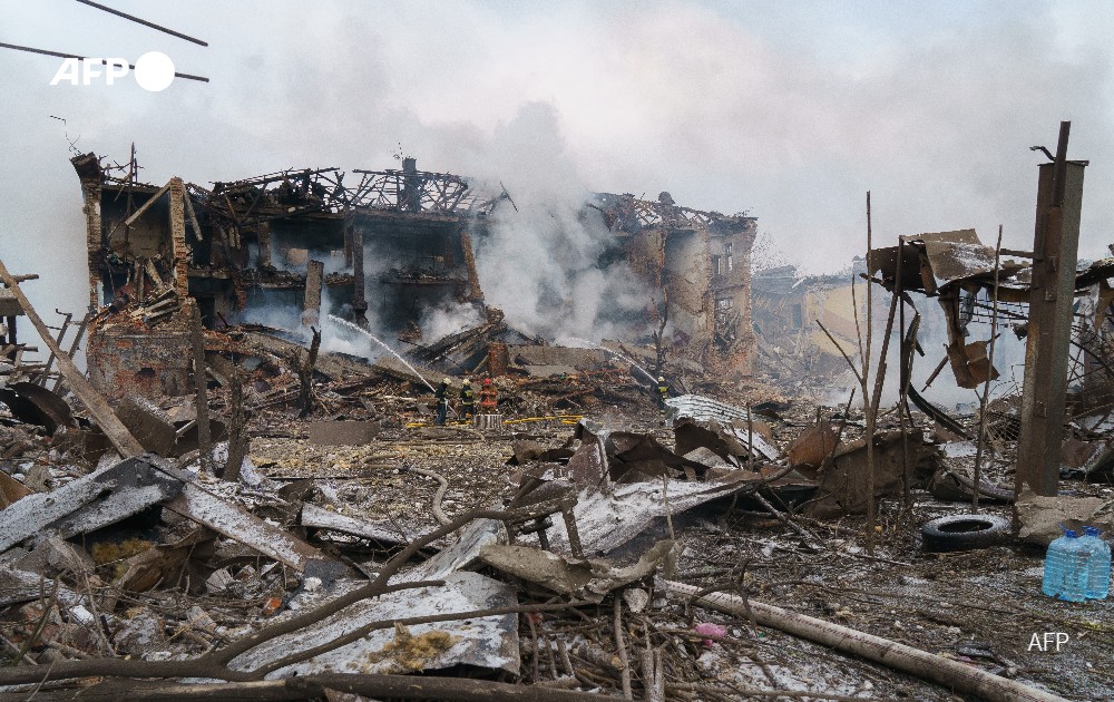 AFP's tweet photo. Russian forces inch towards Kyiv and pound civilian areas in other Ukrainian cities as concerns grow over the besieged southern port of Mariupol, where officials say more than 1,500 people have been killed

Read more: https://t.co/JreGOP3F0i https://t.co/b7AJFNq4qs