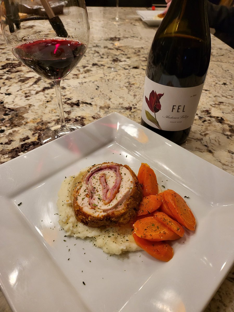 jamaracing's tweet photo. Friy😋y 🍷
#siouxchef #mashies #pinotnoir #hecancook https://t.co/agrKu7DIDs
