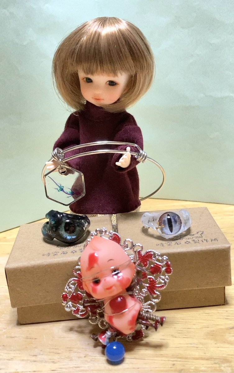 tiwainu's tweet photo. 指輪は全員目が合いましたが二人連れて帰りました。
涼しげな🦎骨のブレスレットはサラちゃんが持ってくれました。
キューピーちゃんはうちで過ごしてもらおうと思いました。
 #時空石製作所 #ハザクラ
 #oddman https://t.co/oDMH5FVcpH