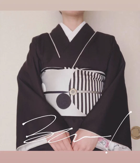 黒無地の普段着物がずっと欲しかったんですがいろいろなご縁がひゅっと(本当に急に)揃ってくれたので理想のものを仕立てて頂きました、夢がまた一つ叶って嬉しいです。スーパーに行きます。

#youkimono 