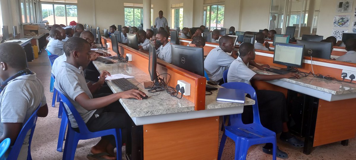 coding_mindset's tweet image. Location: Seeta High School Computer lab
Activity: Introduction to coding with @scratch and @microbit_edu 
Program: Code to Innovate 

We love the students&apos; excitement🥳🥳🥳