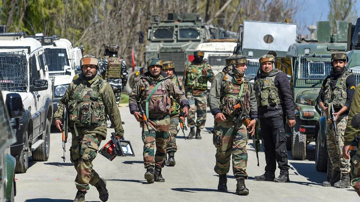 Ishfaq93089541's tweet photo. At least 4 Militants Killed And 1 Arrested In Different Districts Of #Kashmir.
Militancy is on the edge of it's end... Looking forward for a #TerrorFree Kashmir soon!! https://t.co/xV5aDv81gZ