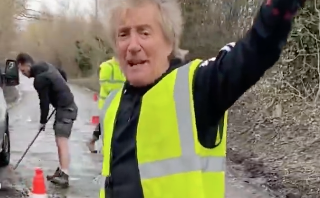 yourharlow's tweet photo. Sir Rod Stewart slams state of potholes in Harlow (and gets his shovel out to repair them).
https://t.co/bCau9MxOhI https://t.co/409qQ4OdLQ