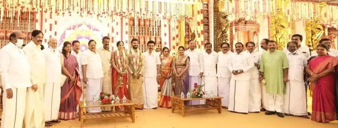 ThamizhachiTh's tweet photo. 09.03.2022 அன்று சென்னை, திருவான்மியூர் ஸ்ரீ ராமச்சந்திரா கன்வென்ஷன் சென்டரில் நடைபெற்ற எங்களது இளைய மகள் டாக்டர்.நித்திலா சந்திரசேகர், கழக தகவல் தொழில்நுட்ப அணி இணைச் செயலாளர் டாக்டர்.R.மகேந்திரனின் மகன் டாக்டர். கீர்த்தன் மகேந்திரன் ஆகியோரின் திருமண விழாவினை 1/4 https://t.co/cYrbcNbAas